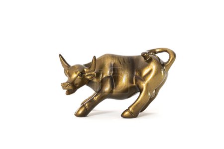 Diese goldene Bullenstatuette verkörpert den Geist bullischer Trends im professionellen Handel und symbolisiert Wohlstand, Wirtschaftswachstum und den Wohlstand langfristiger Investitionen in der hektischen Welt des Aktienmarktes..