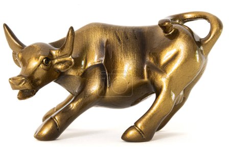 Téléchargez les photos : Cette statuette de taureau doré incarne l'esprit des tendances haussières dans l'arène du commerce professionnel, symbolisant la richesse, la croissance économique et la prospérité des investissements à long terme dans le monde animé du marché boursier. - en image libre de droit