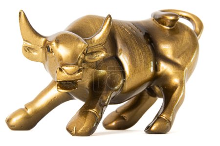 Diese goldene Bullenstatuette verkörpert den Geist bullischer Trends im professionellen Handel und symbolisiert Wohlstand, Wirtschaftswachstum und den Wohlstand langfristiger Investitionen in der hektischen Welt des Aktienmarktes..