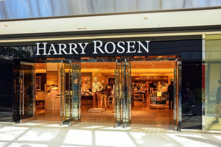 Téléchargez les photos : Ottawa, Canada 5 mars 2023 Harry Rosen magasin dans le Rideau Centre. Harry Rosen Inc. est une chaîne canadienne de magasins de vêtements pour hommes de luxe qui vend des vêtements et accessoires haut de gamme pour hommes. - en image libre de droit