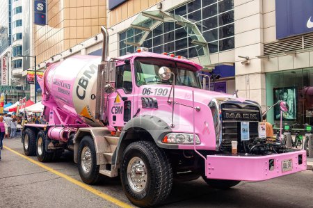 Téléchargez les photos : Toronto, Canada 5 septembre 2011 Camion de ciment St. Marys CBM peint en rose pour la sensibilisation au cancer du sein lors du défilé de la fête du Travail sur la rue Yonge. - en image libre de droit