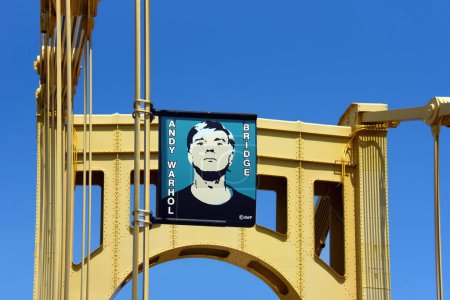 Foto de Pittsburgh, PA, USA 21 de mayo de 2023 Retrato del renombrado artista visual de Pittsburgh Andy Warhol en el Puente de la Séptima Calle, que fue renombrado como el Puente Andy Warhol en 2005. El puente atraviesa el río Allegheny. - Imagen libre de derechos