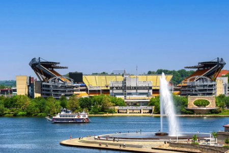 Foto de Pittsburgh, PA, EE.UU. 21 de mayo de 2023: El crucero en barco fluvial Princess pasa entre el estadio Acrisure, hogar de los Pittsburgh Steelers, y la Fuente Point State Park en el río Allegheny. - Imagen libre de derechos