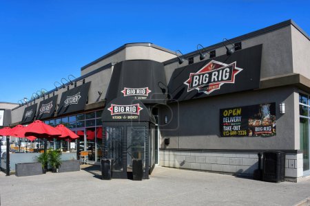Téléchargez les photos : Ottawa, Canada - Le 14 mai 2023 : The original Big Rig Restaurants Kitchen & Brewery on Iris Street à Ottawa. Il a été nommé d'après le surnom de l'ancien défenseur des Sénateurs d'Ottawa Chris Phillips, un copropriétaire original. - en image libre de droit