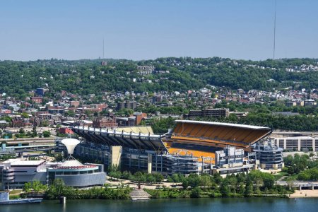 Foto de Pittsburgh, PA, Estados Unidos - 21 de mayo de 2023: Estadio Acrisure, sede de los Pittsburgh Steelers, y el Carnegie Science Center. - Imagen libre de derechos