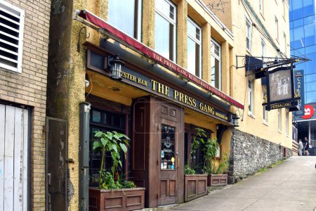 Foto de Halifax, Canadá El restaurante Press Gang es una de las estructuras históricas de piedra más antiguas de la ciudad que data de 1759. Fue nombrado en honor al grupo de personas que obligaría a los ciudadanos a unirse al ejército o la marina durante los siglos XVII y XVIII. - Imagen libre de derechos