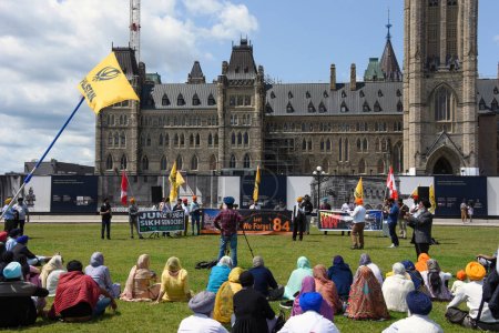 Foto de Ottawa, Canadá - 10 de junio de 2023: Miembros del movimiento Khalistan, un movimiento separatista que busca crear una patria para los sijs, un nuevo estado soberano llamado Khalistan, realizan una protesta, se reúnen en Parliament Hill. - Imagen libre de derechos