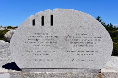 Foto de Peggys Cove, Canadá 31 de julio de 2022 Monumento en memoria de las víctimas del vuelo 111 de Swissair que se estrelló en el Océano Atlántico no lejos de Peggys Cove en 1998. - Imagen libre de derechos