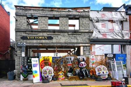 Foto de Ottawa, Canadá Octubre 28, 2023 Exhibición de Halloween con un Día Mexicano de los Muertos en exhibición en el restaurante Vittoria Trattoria en el Byward Market que se había quemado en 2019. - Imagen libre de derechos