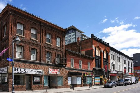 Foto de Ottawa, Canadá 21 de abril de 2024 City Block contiene negocios y residencias en Ottawa que serán demolidas para ser reemplazadas por un edificio de apartamentos de nueve pisos. - Imagen libre de derechos