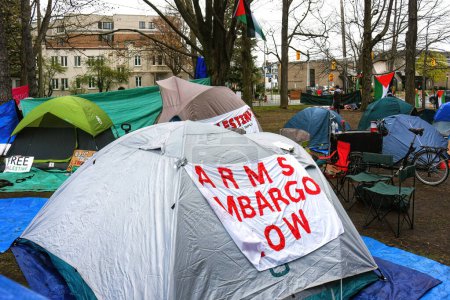 Foto de Ottawa, Canadá 1 de mayo de 2024 Una protesta pro-palestina ha evolucionado de una sentada a un campamento, ya que se han erigido varias tiendas en el césped de la Universidad. Esto a pesar de que la Universidad declaró que no se tolerarían campamentos - Imagen libre de derechos