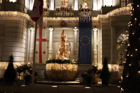 Banderas de Georgia y la Unión Europea con decoraciones de Año Nuevo. Palacio del Presidente de Georgia. Tiflis