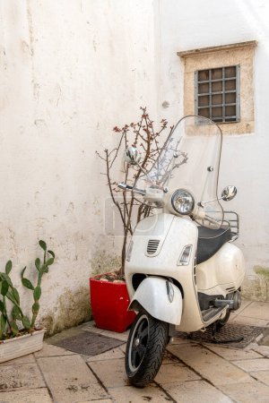 Foto de Scooter blanco clásico, perfecto para conducir por las calles estrechas, Ostuni, Puglia, sur de Italia - Imagen libre de derechos