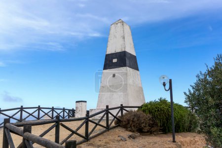 Téléchargez les photos : Paysage avec marque géodésique à Aljustrel, Portugal - en image libre de droit