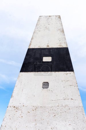 Téléchargez les photos : Marque géodésique à Aljustrel, Portugal - en image libre de droit