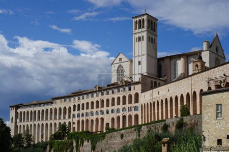 Téléchargez les photos : Assise, Italie - 30 août 2023 : Paysage de Baslica de Saint François - en image libre de droit