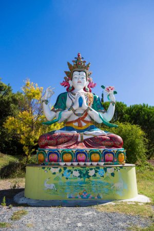 Photo pour Statue de Chenrezig à l'Institut Lama Tzong Khalpa à Pomaia, Toscane, Italie - image libre de droit