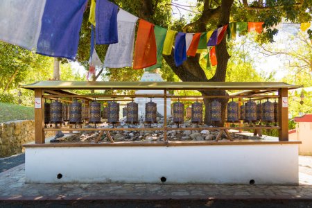 Photo pour Roues de prière et drapeaux à l'Institut Lama Tzong Khalpa à Pomaia, Toscane, Italie - image libre de droit