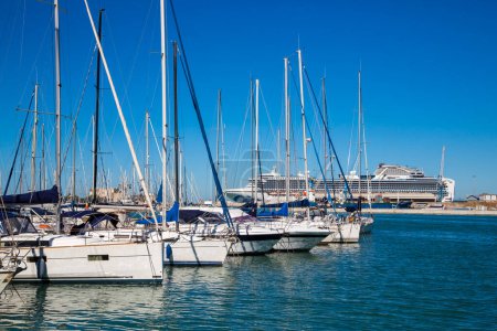 Foto de Bahía Marina con yates, barcos, veleros y otros barcos en Livorno, Italia. Día soleado con cielo azul y agua de mar - Imagen libre de derechos