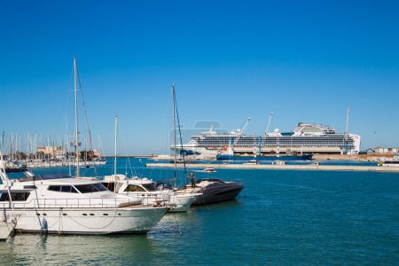 Foto de Bahía Marina con yates, barcos, veleros y otros barcos en Livorno, Italia. Día soleado con cielo azul y agua de mar - Imagen libre de derechos