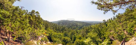 Foto de A beautiful panoramic morning view of the Ouachita Mountains of Arkansas is seen at the Goat Rock Viewpoint along a trail on North Mountain in Hot Springs National Park. - Imagen libre de derechos