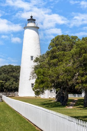 Foto de Construido en 1823 para guiar a los barcos hacia el estrecho de Pamilco, el histórico faro de Ocracoke se encuentra en la isla de Ocracoke, en los bancos exteriores de Carolina del Norte, parte de Cape Hatteras National Seashore. - Imagen libre de derechos