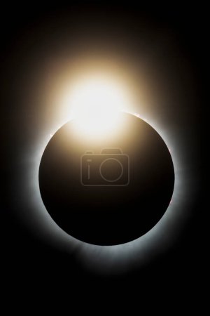 La última luz del sol alcanza su punto máximo antes de que esté completamente cubierta por la luna durante el eclipse solar total el 4 de abril de 2024. Esta mirada se llama el efecto de anillo de diamante.