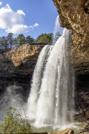 Noccalula Falls, una cascada alta y sumergida en un parque del mismo nombre, está en Black Creek en el extremo sur de Lookout Mountain en Gadsden, Alabama.