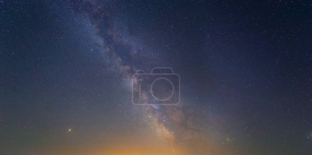 Foto de Noche cielo estrellado con la Vía Láctea, hermoso fondo natural cielo nocturno - Imagen libre de derechos