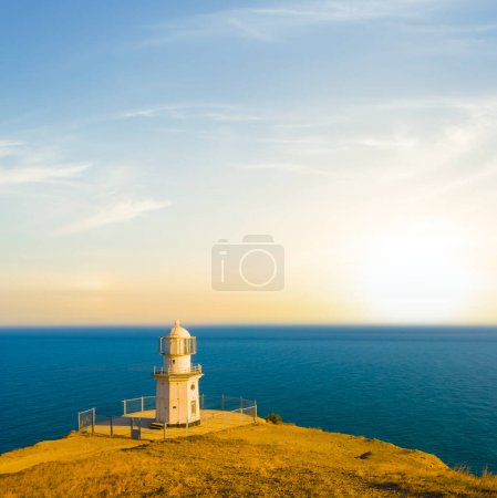 Foto de Faro en un cabo marino al atardecer - Imagen libre de derechos