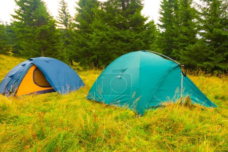 primer plano campamento turístico en la montaña, escena de viaje de verano