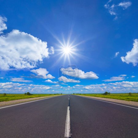 Téléchargez les photos : Longue route d'asphat sous un soleil étincelant, scène de transport d'été - en image libre de droit