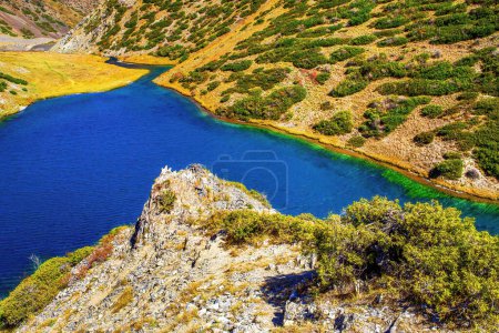 Lac de montagne Koksay dans la réserve naturelle d'Aksu-Zhabagly. Lac Koksay situé dans les montagnes Tien Shan dans le sud du Kazakhstan. Aksu-Zhabagly est la plus ancienne réserve naturelle d'Asie centrale