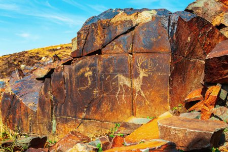 Antiguas pinturas rupestres sobre rocas en el desfiladero de Karasay, Taraz, región de Zhambyl, Kazajstán. Petroglifos Edad de Bronce y Edad de Hierro arte rupestre