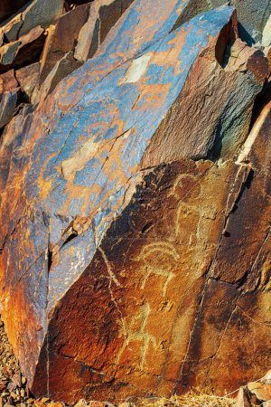 Antiguas pinturas rupestres en la garganta de Karasay, Taraz, región de Zhambyl, Kazajstán. Petroglifos Edad de Bronce y Edad de Hierro arte rupestre