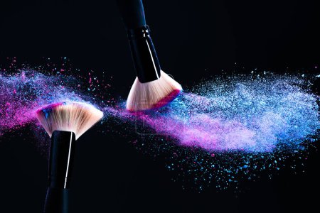 Téléchargez les photos : Poudre de maquillage colorée sur fond noir - en image libre de droit
