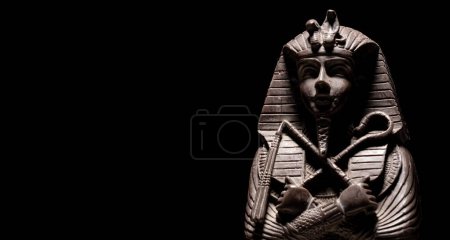 Téléchargez les photos : Un sarcophage égyptien historique avec une momie dedans - en image libre de droit