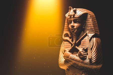 Un sarcophage égyptien historique avec une momie dedans