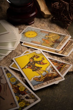 Foto de Cartas del tarot sobre la mesa - Imagen libre de derechos