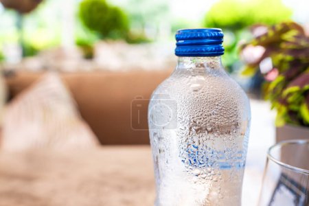 Téléchargez les photos : Eau dans la bouteille avec gouttes d'eau - en image libre de droit