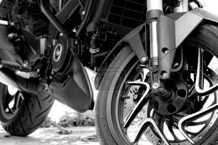 Téléchargez les photos : Forte moto de course noire garée - en image libre de droit