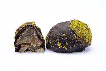 Téléchargez les photos : Dessert aux châtaignes recouvert de chocolat avec pistache. - en image libre de droit