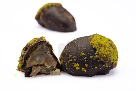 Téléchargez les photos : Dessert aux châtaignes recouvert de chocolat avec pistache. - en image libre de droit