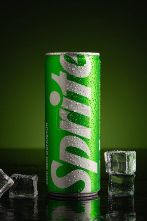 Foto de Bebida fría de soda sprite en lata de metal con gotas de agua en la parte superior - Imagen libre de derechos