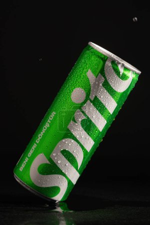 Foto de Bebida fría de soda sprite en lata de metal con gotas de agua en la parte superior - Imagen libre de derechos