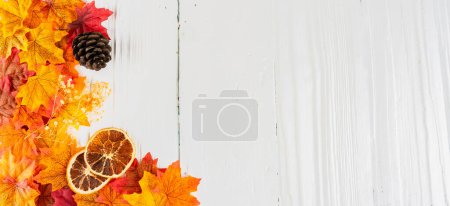 Herbstzeit und vergilbte Blätter auf hölzernem Hintergrund