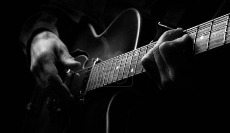 Téléchargez les photos : Les mains du guitariste et la guitare en gros plan
. - en image libre de droit