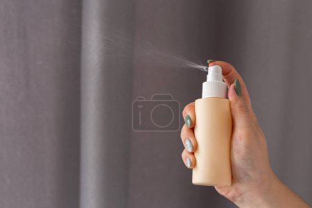 Foto de Pulverización de aerosol hidratante para la cara. - Imagen libre de derechos