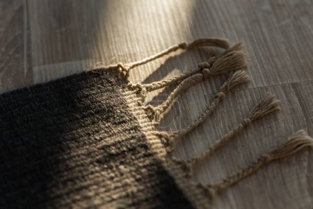 Téléchargez les photos : Tapis fait à la main gris par laine dans un soleil. - en image libre de droit