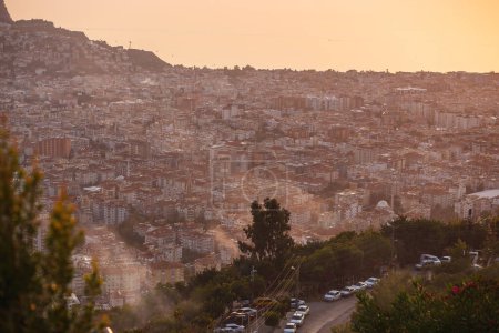Foto de Vista desde las montañas en Alanya, Turquía. Paisaje urbano con puesta de sol sobre el mar. - Imagen libre de derechos